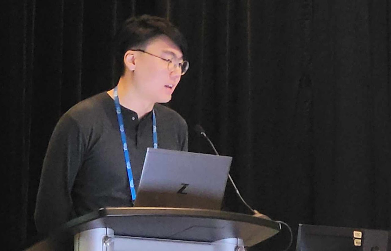 Ryan Shìjié Dù speaking at a conference